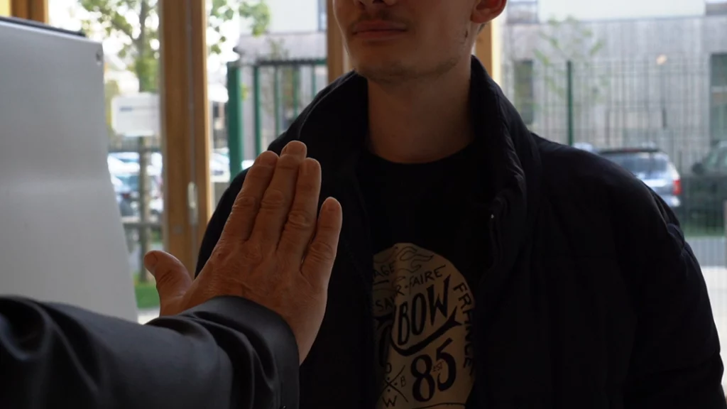 Un homme se fait arrêté par une main convaincue.