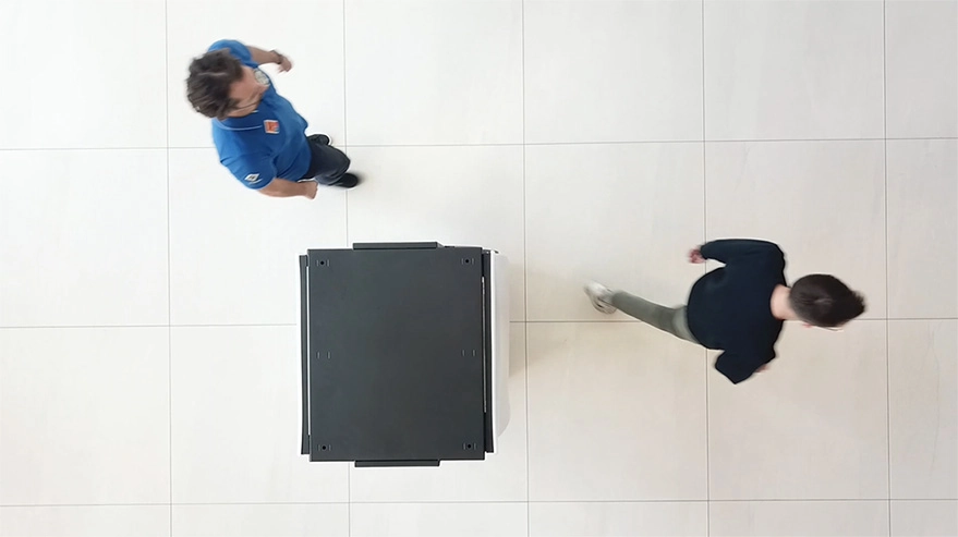 Deux hommes passent autour de la MM-IMAGER. Vue du dessus